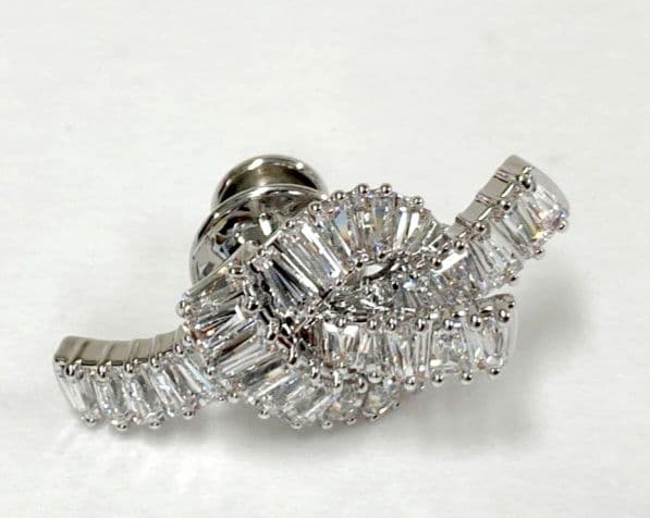 【SWAROVSKI】ピンバッジ タックピン スワールデザイン 結び目 美品