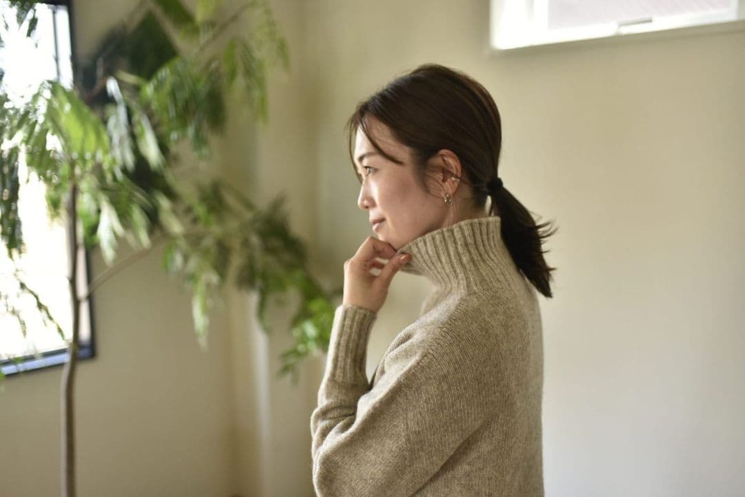 【はるる】OUR上質ウールのサイド切り替えニットミルクティベージュ