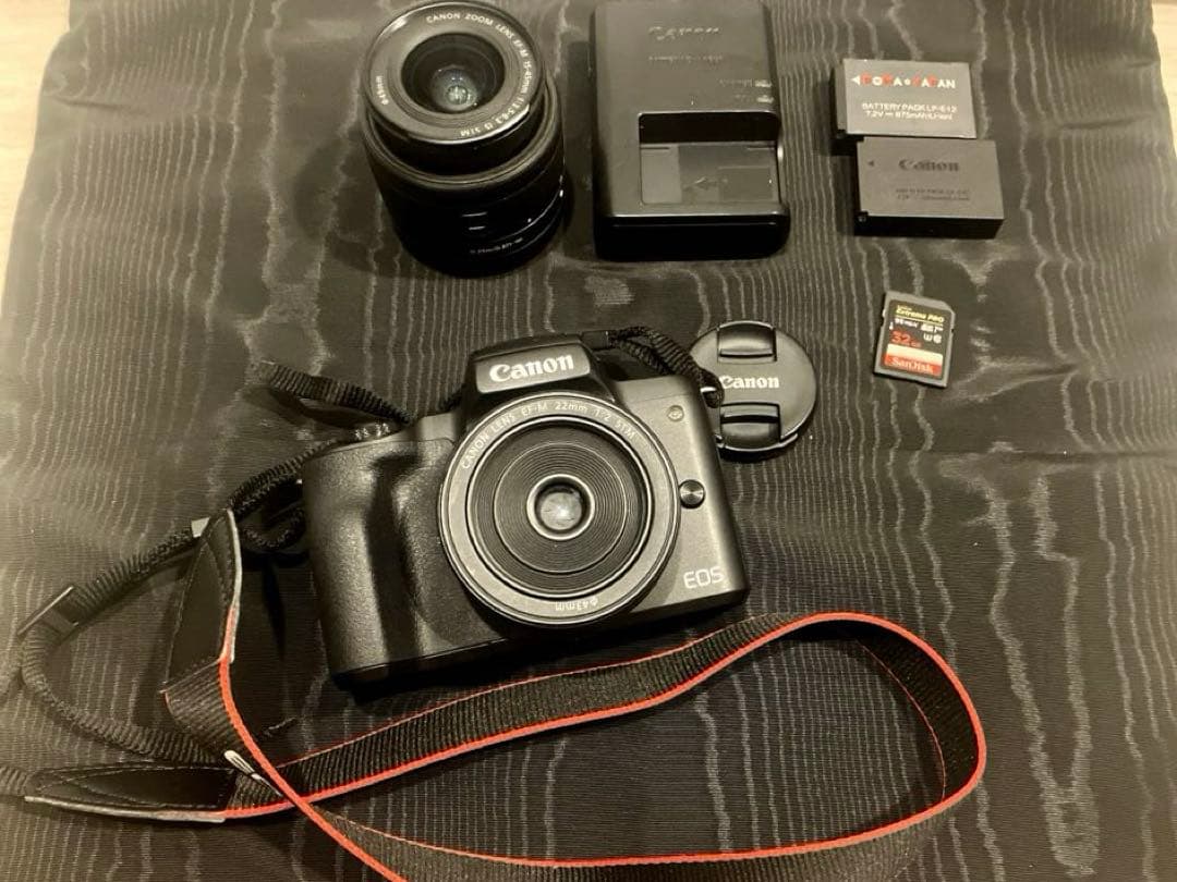 Canon EOS Kiss M ダブルレンズキット ミラーレス一眼カメラ 黒