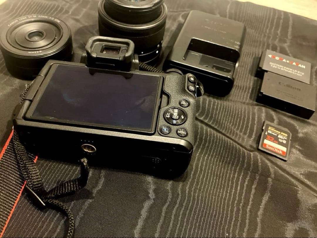 Canon EOS Kiss M ダブルレンズキット ミラーレス一眼カメラ 黒