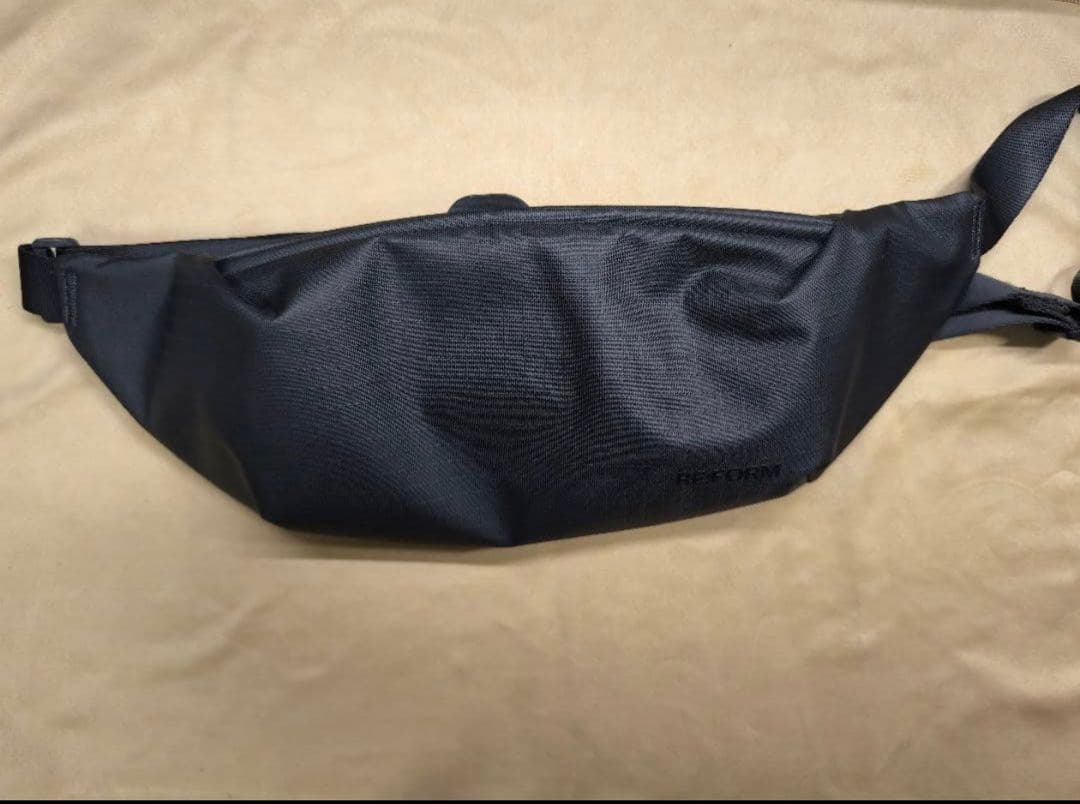 RE.FORM ブラック ボディバッグ