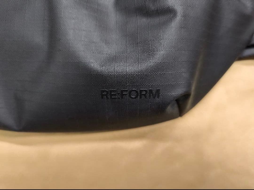 RE.FORM ブラック ボディバッグ