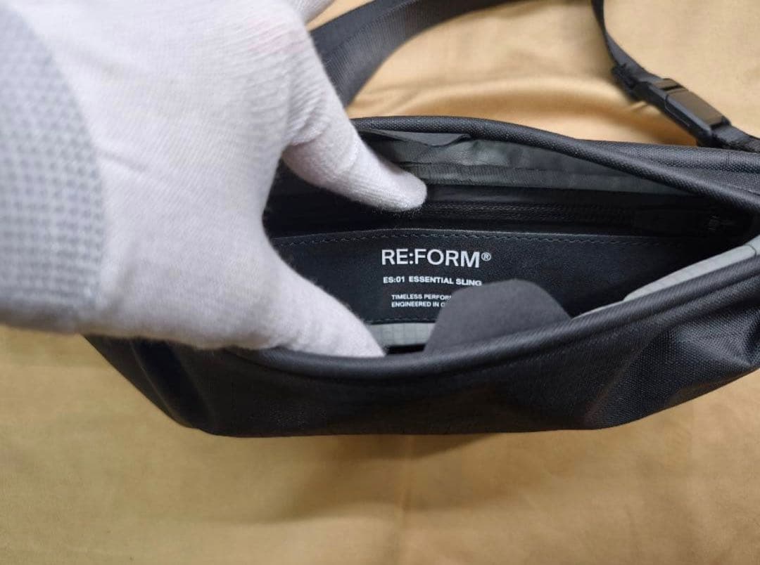 RE.FORM ブラック ボディバッグ