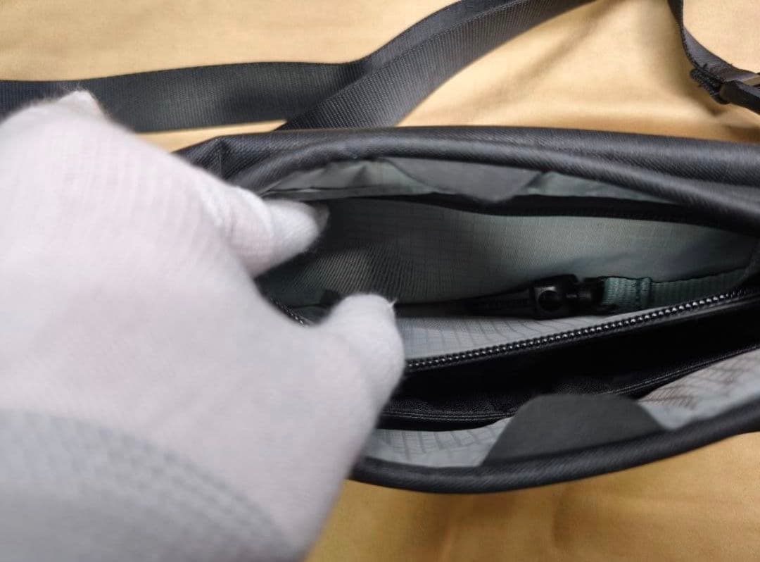 RE.FORM ブラック ボディバッグ