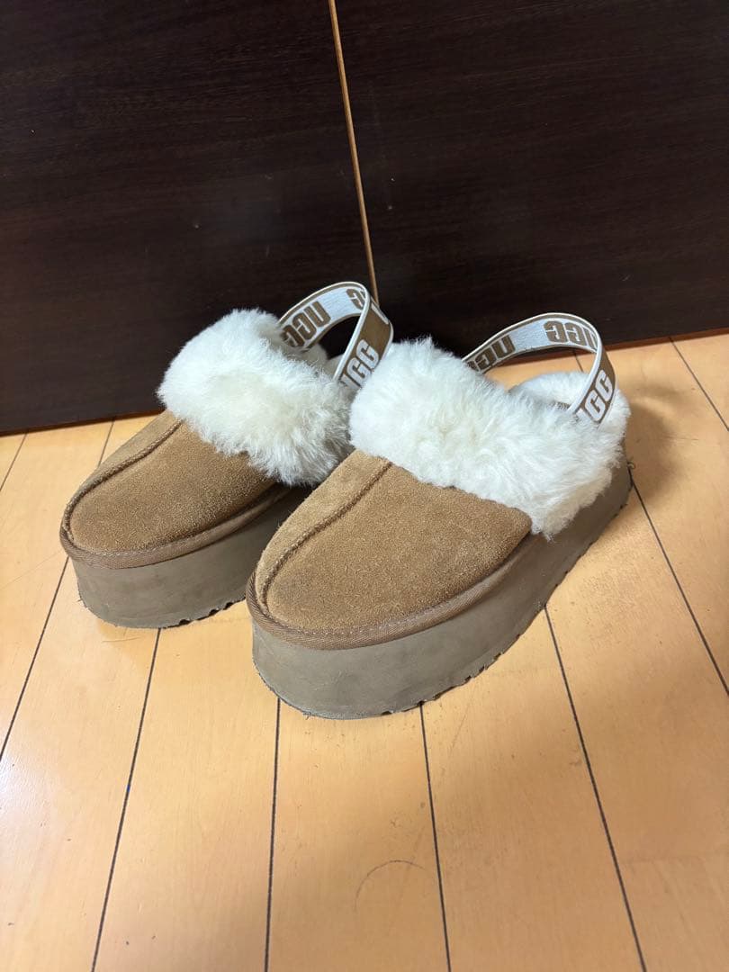 UGG ブラウンファースライドサンダル