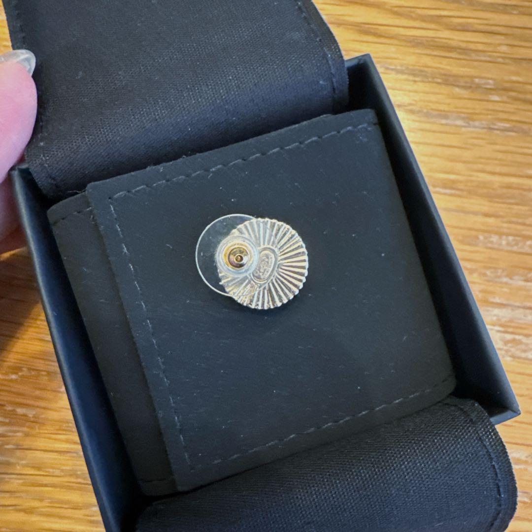 CHANEL ブラックピアス　片耳　黒ゴールドピアス