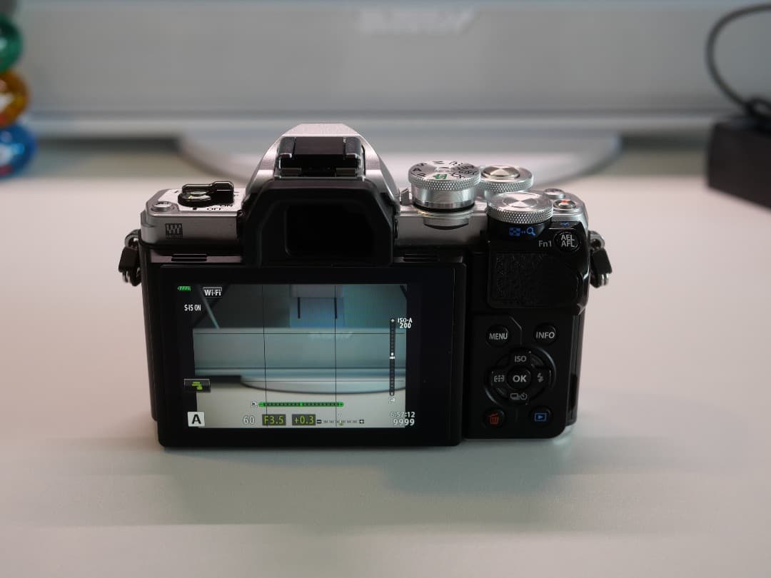 極美品／OLYMPUS OM-D E-M10 Mark III Wレンズキット