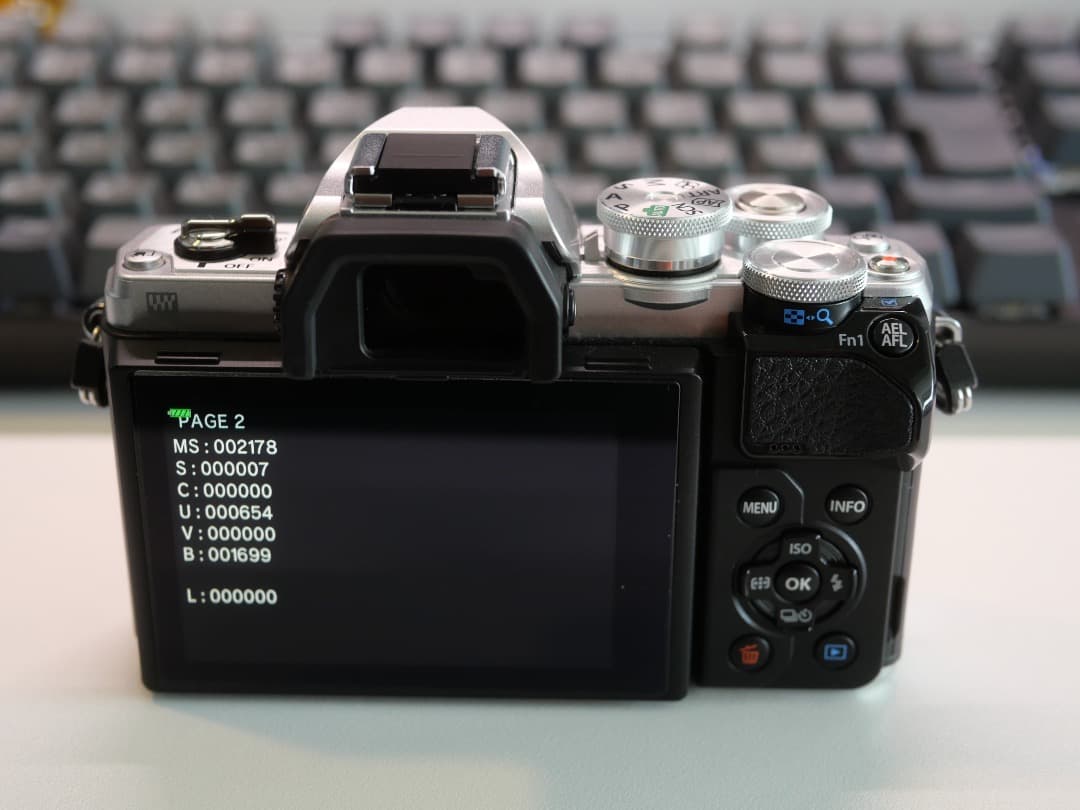 極美品／OLYMPUS OM-D E-M10 Mark III Wレンズキット