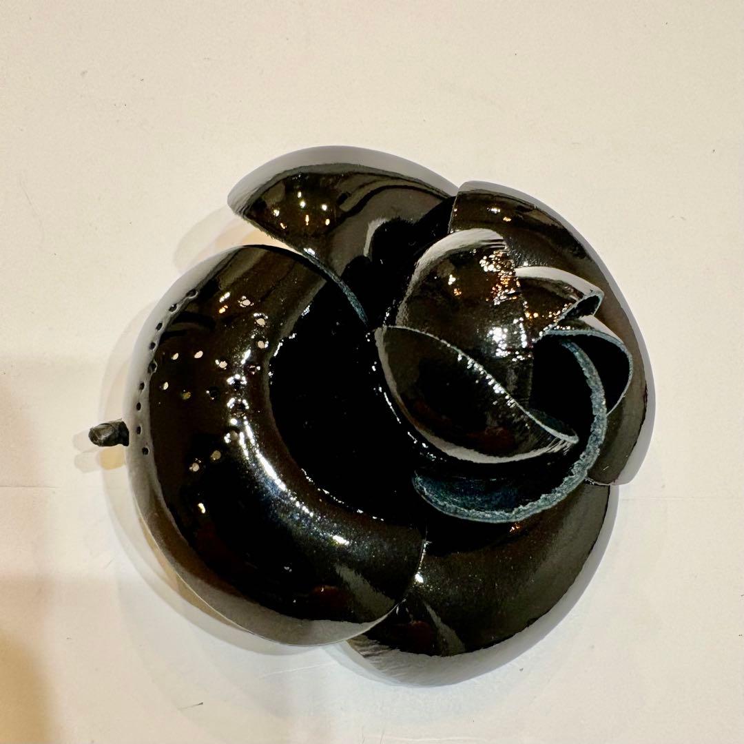 美品☆シャネル　カメリア 黒革コサージュ　ココマーク ロゴ　レザー　ヴィンテージ