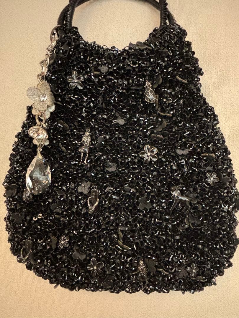 ハワイ限定　ANTEPRIMA ビーズ装飾 ブラックハンドバッグ　チャーム付き