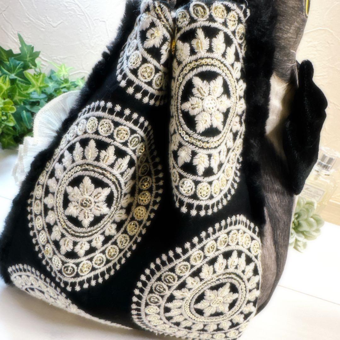 あ*き様 コヤンイサムチョン♡新作！インド刺繍ハチワレにゃんの形が変わる大容量ト