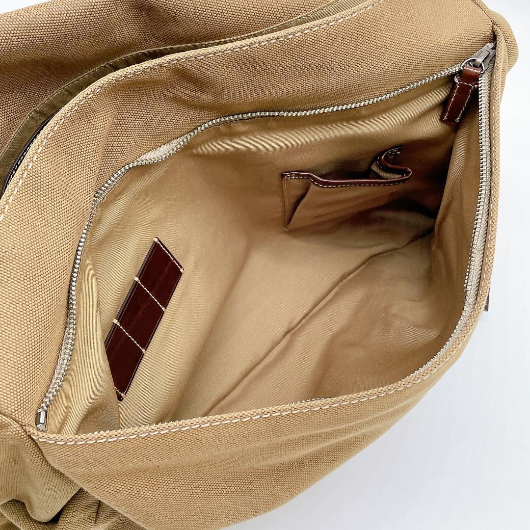 COACH キャンバス A4可能 メッセンジャーバッグ　ベージュ e768