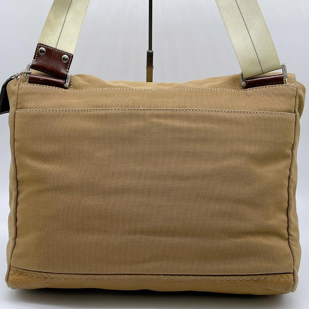 COACH キャンバス A4可能 メッセンジャーバッグ　ベージュ e768