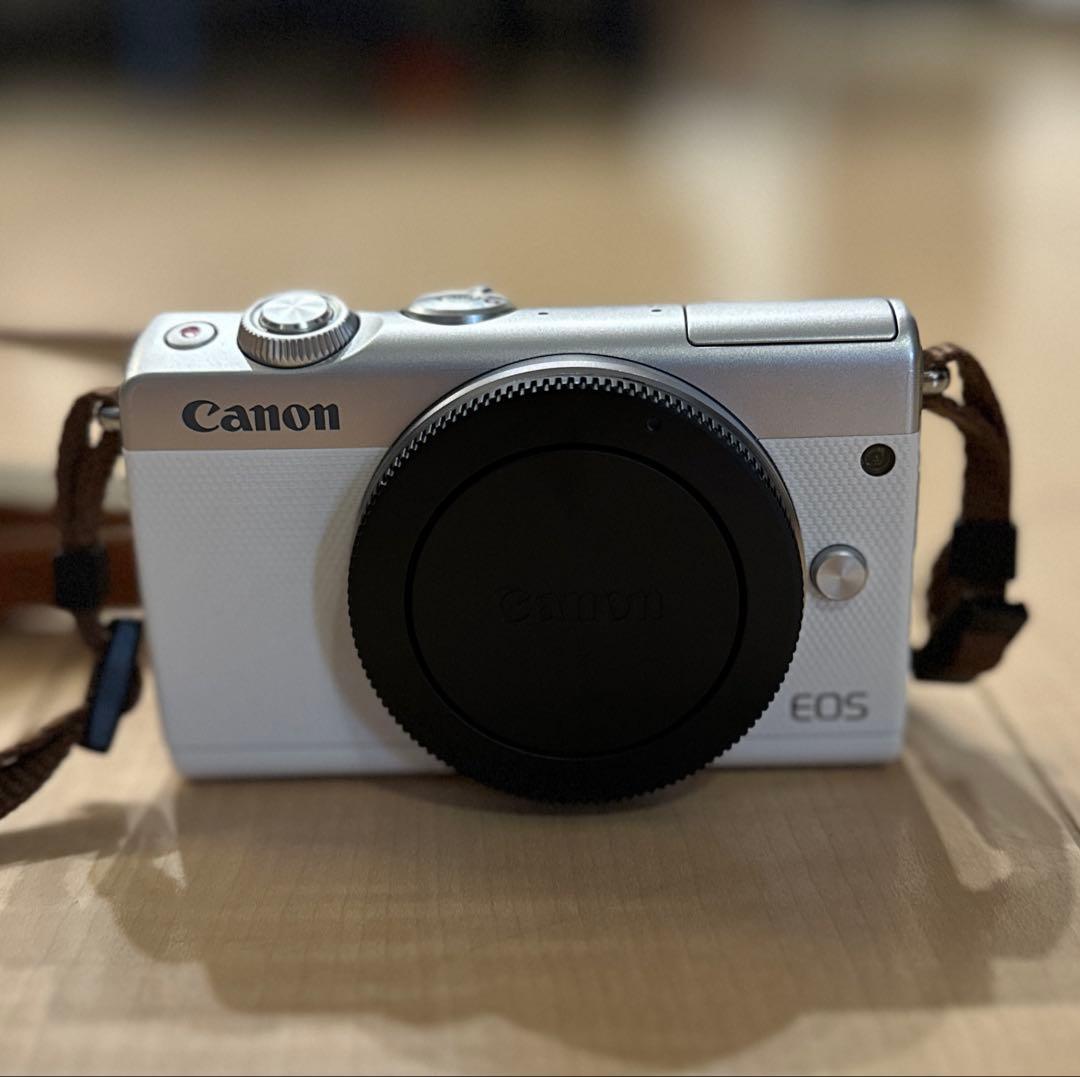 Canon EOS M100 ホワイト レンズ2本付属 持ち運び用ケース付き