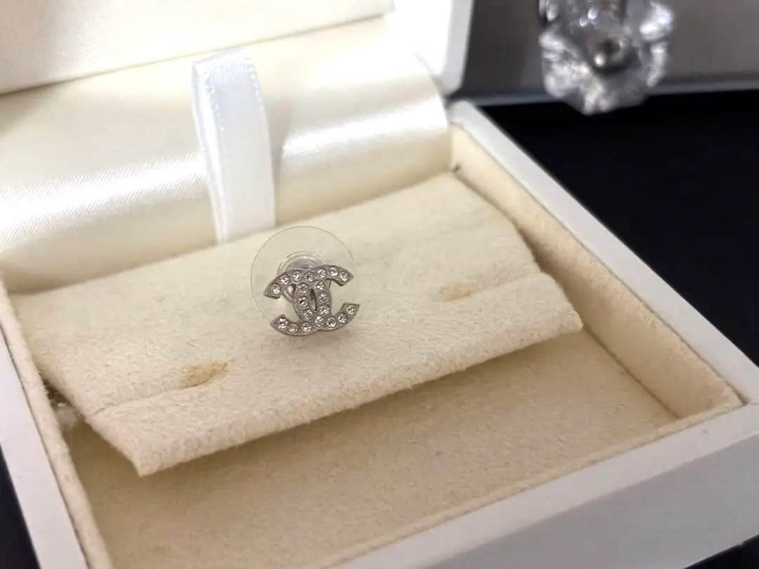 Chanel ロゴピアス ストーン付き 片耳