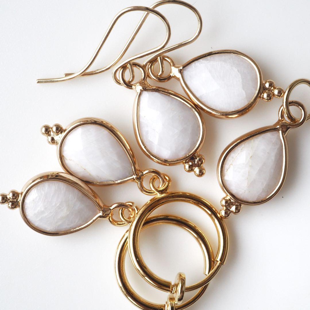 【ほぅ】天然ホワイトムーンストーンのつぶつぶ枠留めイヤリング