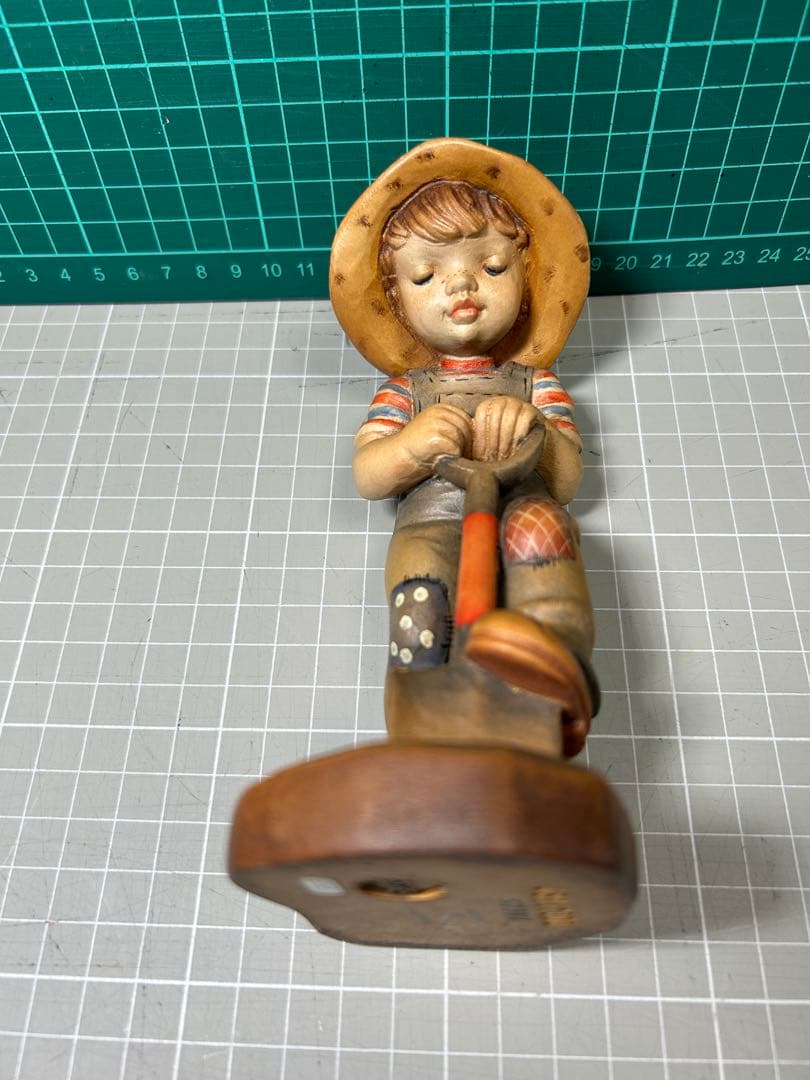 アンリ　ANRI 木彫　小さな庭師