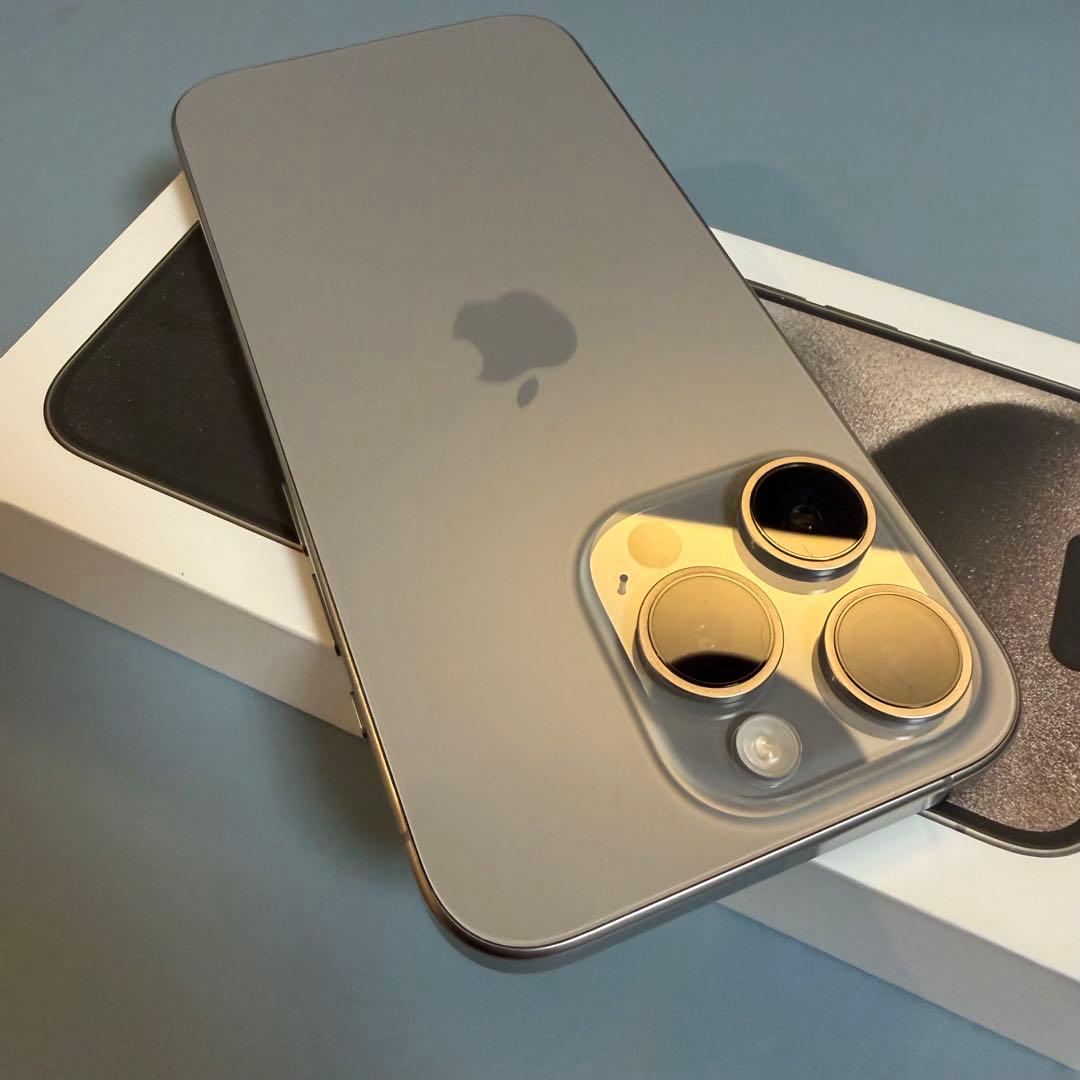 iPhone15pro チタニウム　美品　SIMフリー　256GB おまけあり