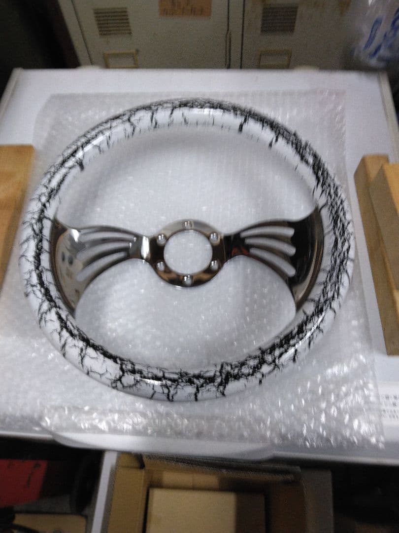 ピンクと赤のステアリングホイール新古品です。8さん専用です。