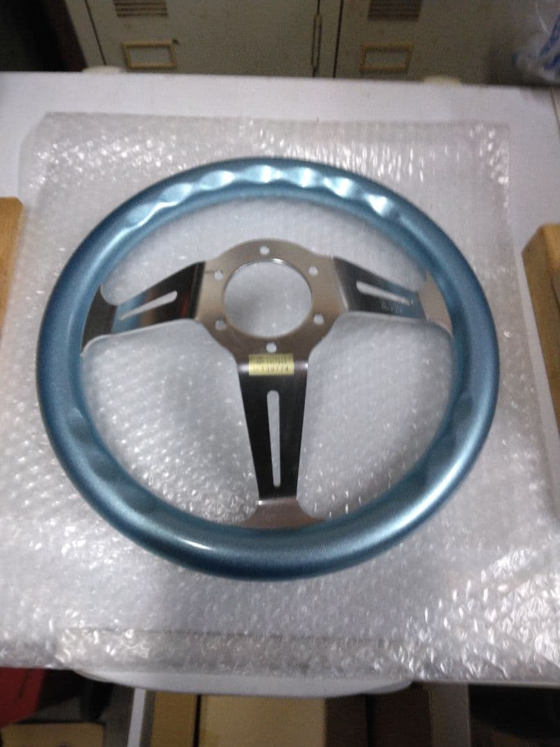 ピンクと赤のステアリングホイール新古品です。8さん専用です。