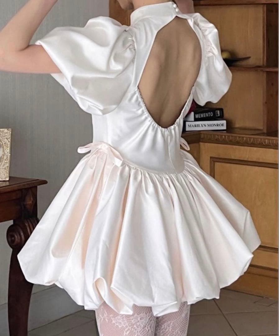 treat ürself サテンバルーンぺプラムミニワンピース