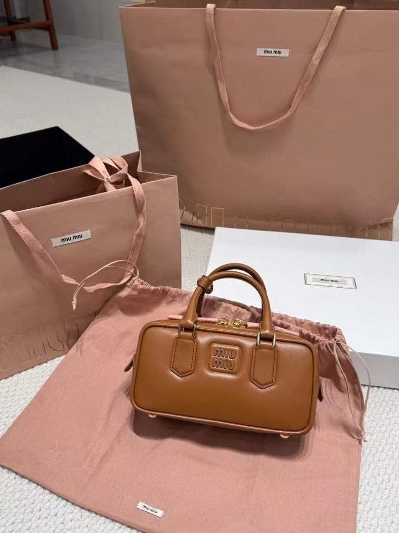 MIU MIU ブラウンレザーミニハンドバッグ~~·