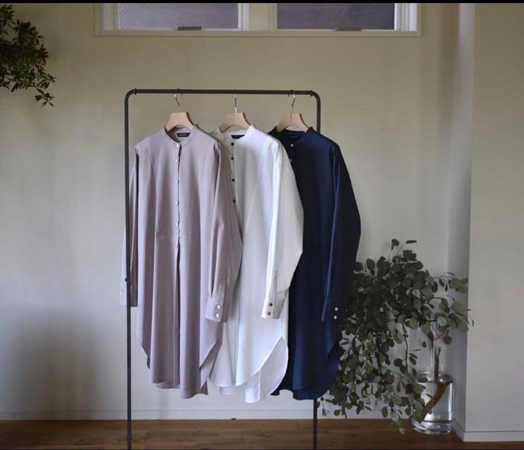 美品　完売品　OUR シワになりにくい胸元切り替えロングシャツ