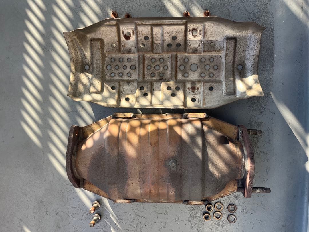 BNR34純正触媒(実働車からの取り外し)