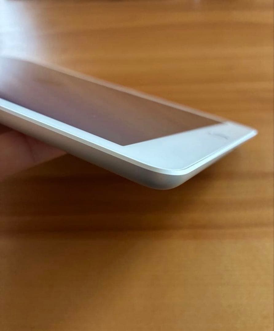 iPad 第7世代 32GB Wi-Fi セルラーモデル　美品　動作良好 AC有