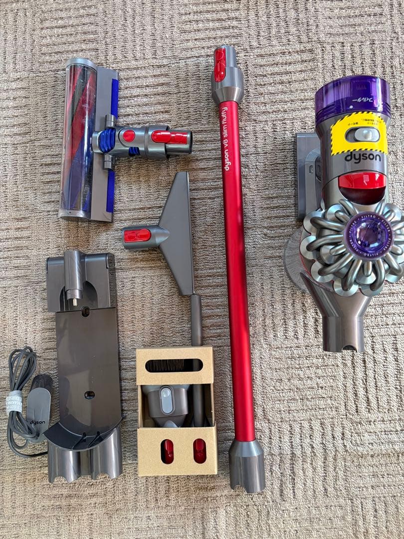 dysonv8slimfluffy コードレス掃除機 本体　充電器　ヘッド3点
