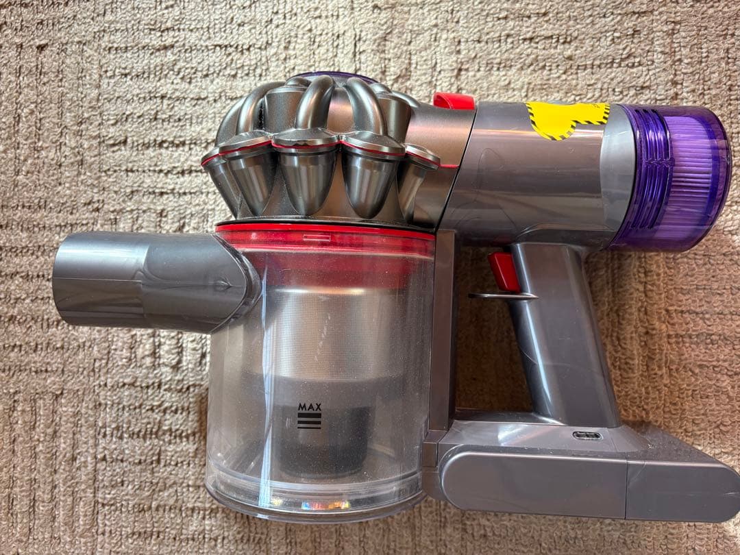 dysonv8slimfluffy コードレス掃除機 本体　充電器　ヘッド3点