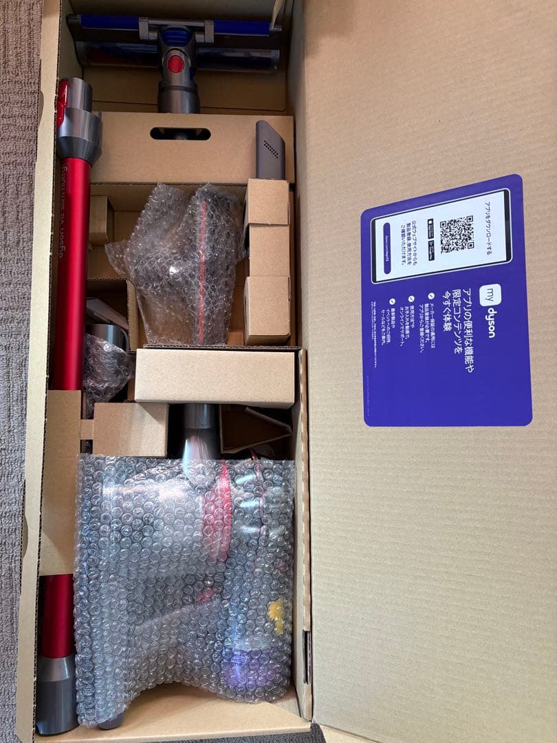 dysonv8slimfluffy コードレス掃除機 本体　充電器　ヘッド3点