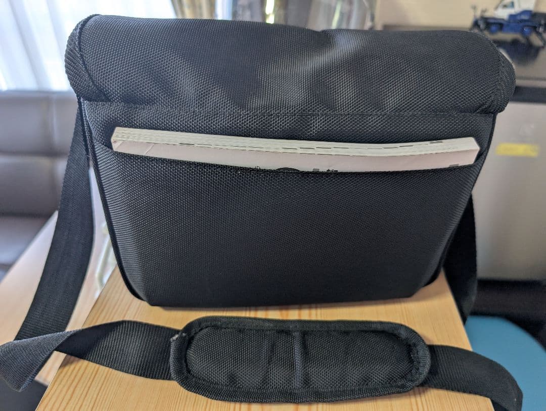 Nikon D3100 使用説明書とカメラバッグ、カメラ本体、望遠レンズ