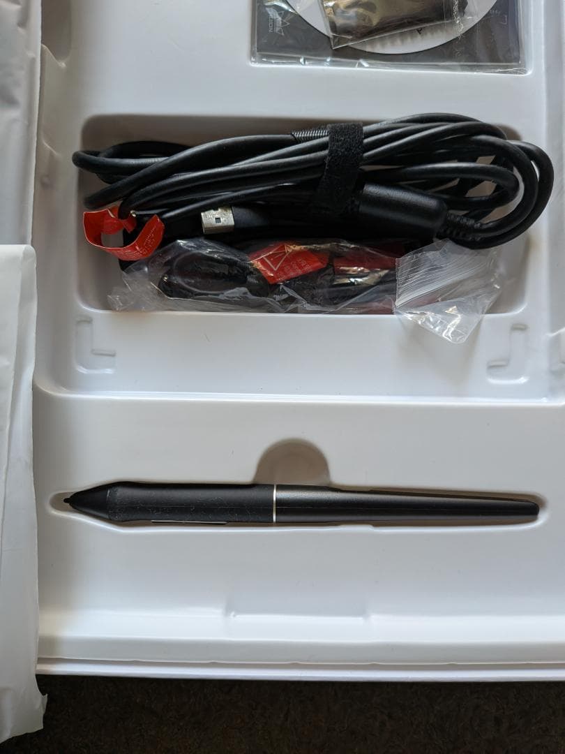 ほぼ新品HUION KAMVAS13液晶ペンタブレット本体再々値下げしました