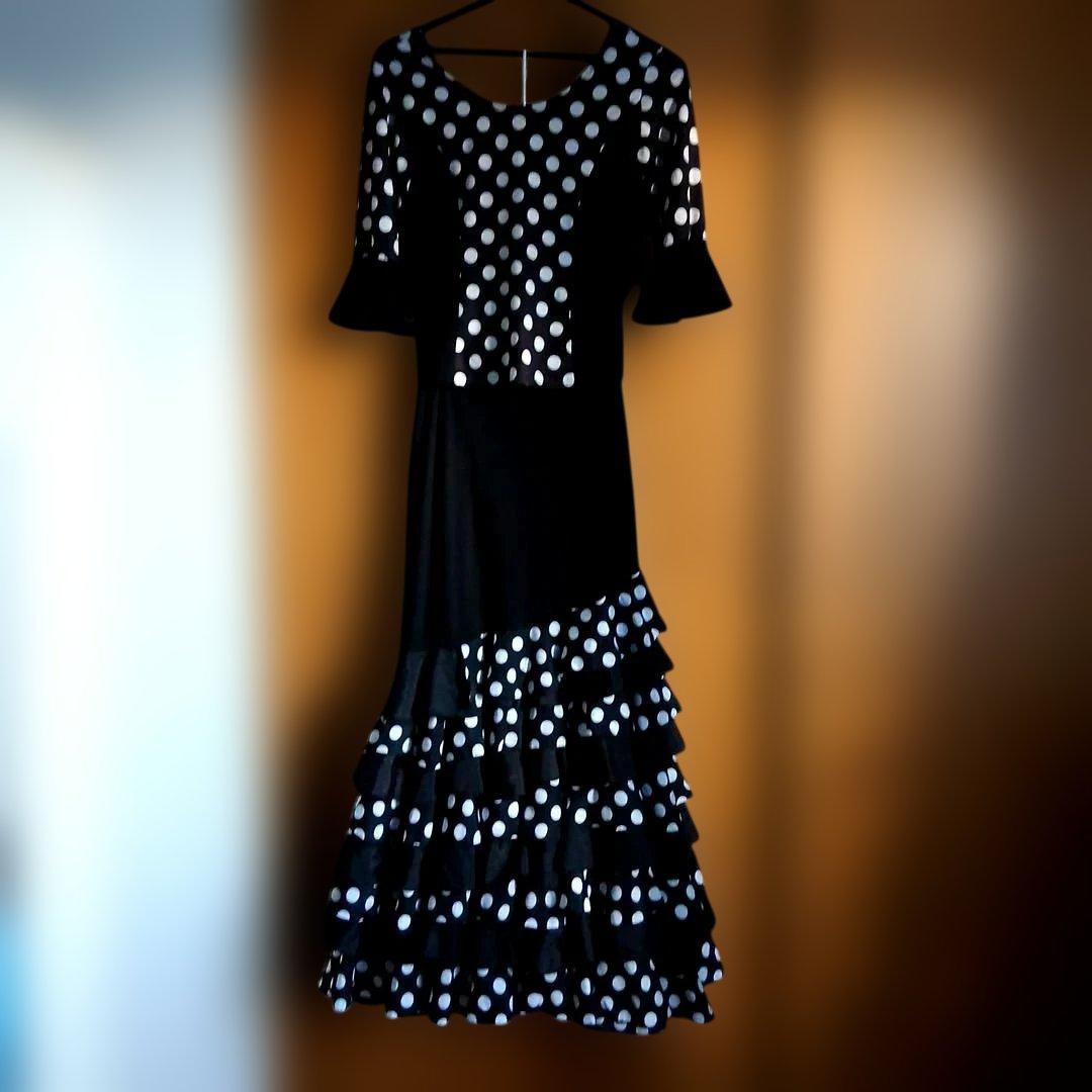フラメンコドレス 黒と白の水玉模様