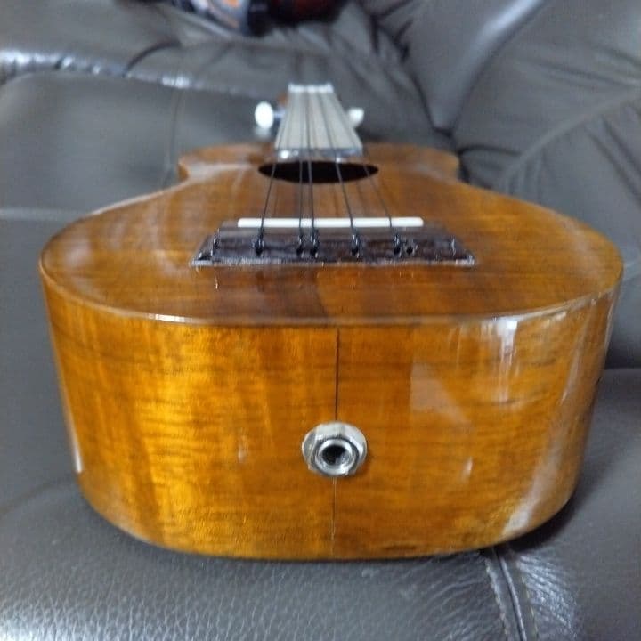 志茂ウクレレの6弦ウクレレ
