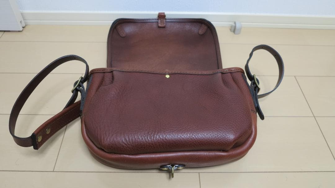 特別　HERZ ヘルツ 普段使いできるメッセンジャーTN-141　Sサイズチョコ