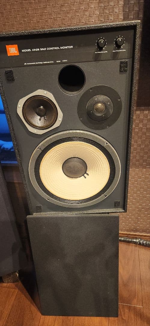 JBL 4312B MKII 片方のスピーカーのウーハー部に傷あります