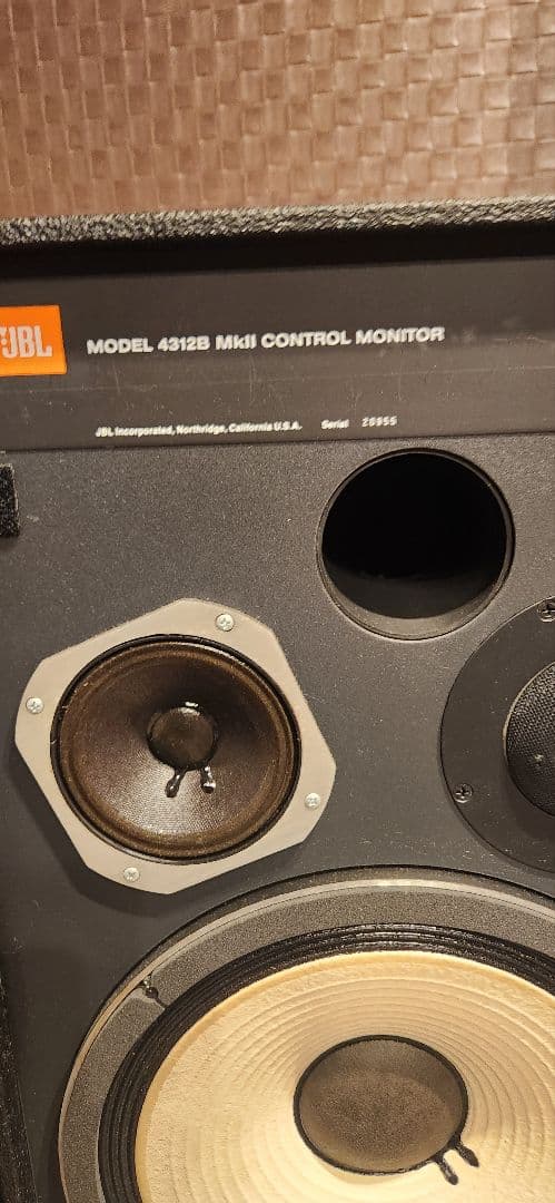 JBL 4312B MKII 片方のスピーカーのウーハー部に傷あります