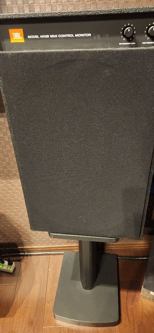 JBL 4312B MKII 片方のスピーカーのウーハー部に傷あります
