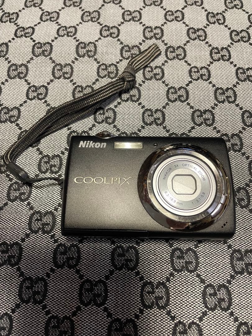 良好　Nikon ニコン　COOLPIX デジカメ　本体バッテリー充電器USB