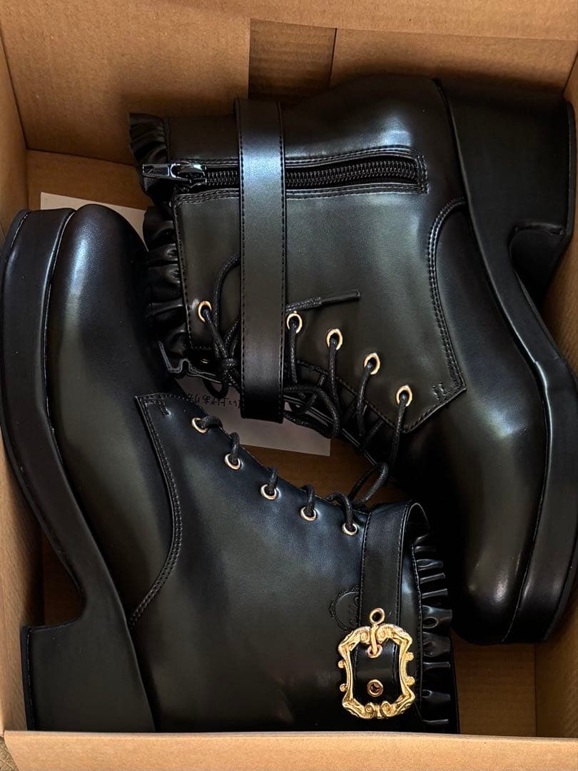 Amavel モノグラム型押しフリルショートブーツ Lサイズ