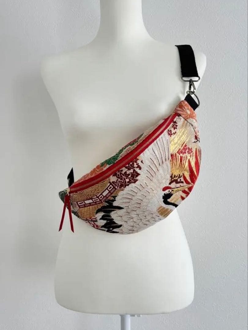 帯リメイク・鶴のボディバッグ　スリングバッグ