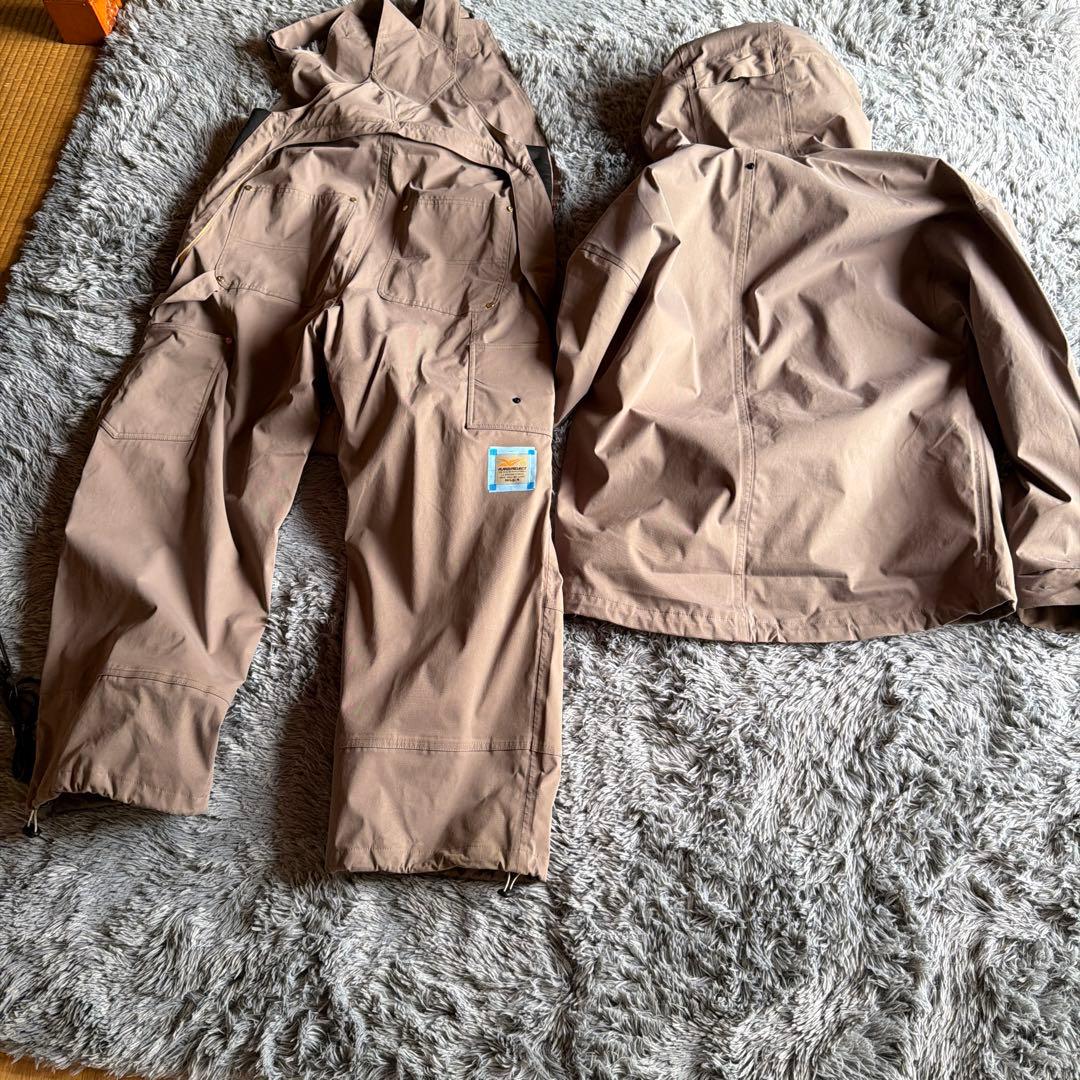 ベージュ フード付きジャケットとオーバーオールセット