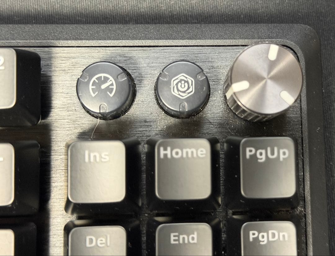 美品　保証あり　CORSAIR K70 PRO TKL &純正PBTキャップ3種