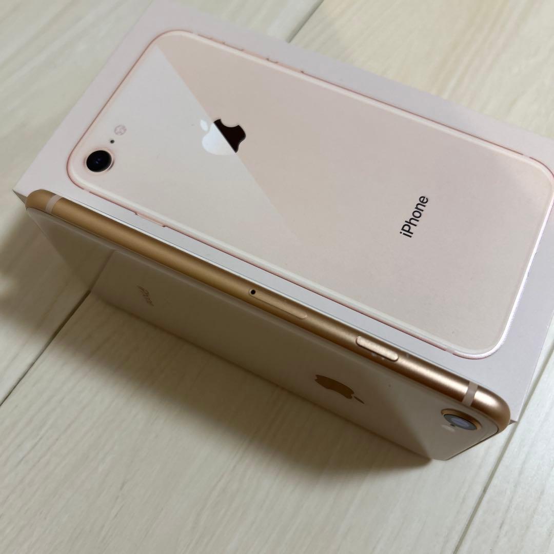 iPhone 8 (64GB、ゴールド)