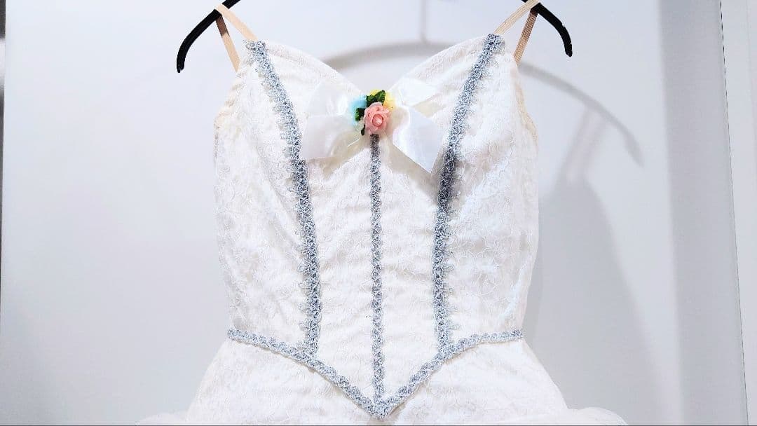 【チャコット・バレエ衣裳・袖飾り付き・美品】 Ｍサイズ レンタル回数１回