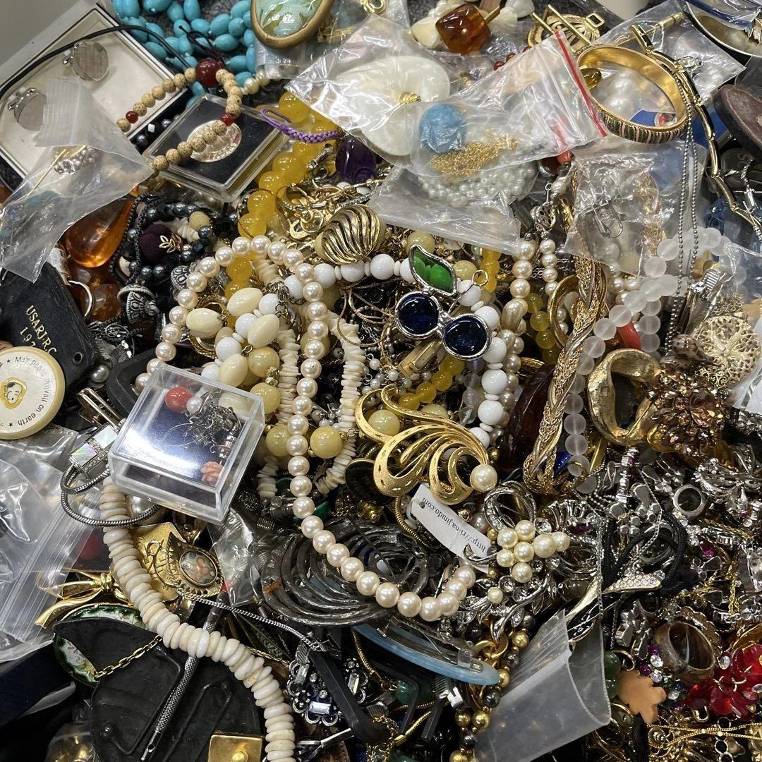 W*E様 アクセサリー　イヤリングネックレスなど　まとめ売り　9kgぐらい　現状