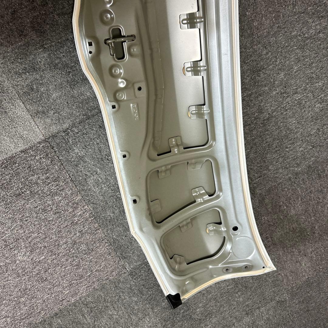 新車外し　200系 ハイエース 純正 ボンネット 070 ホワイトパール送料込み