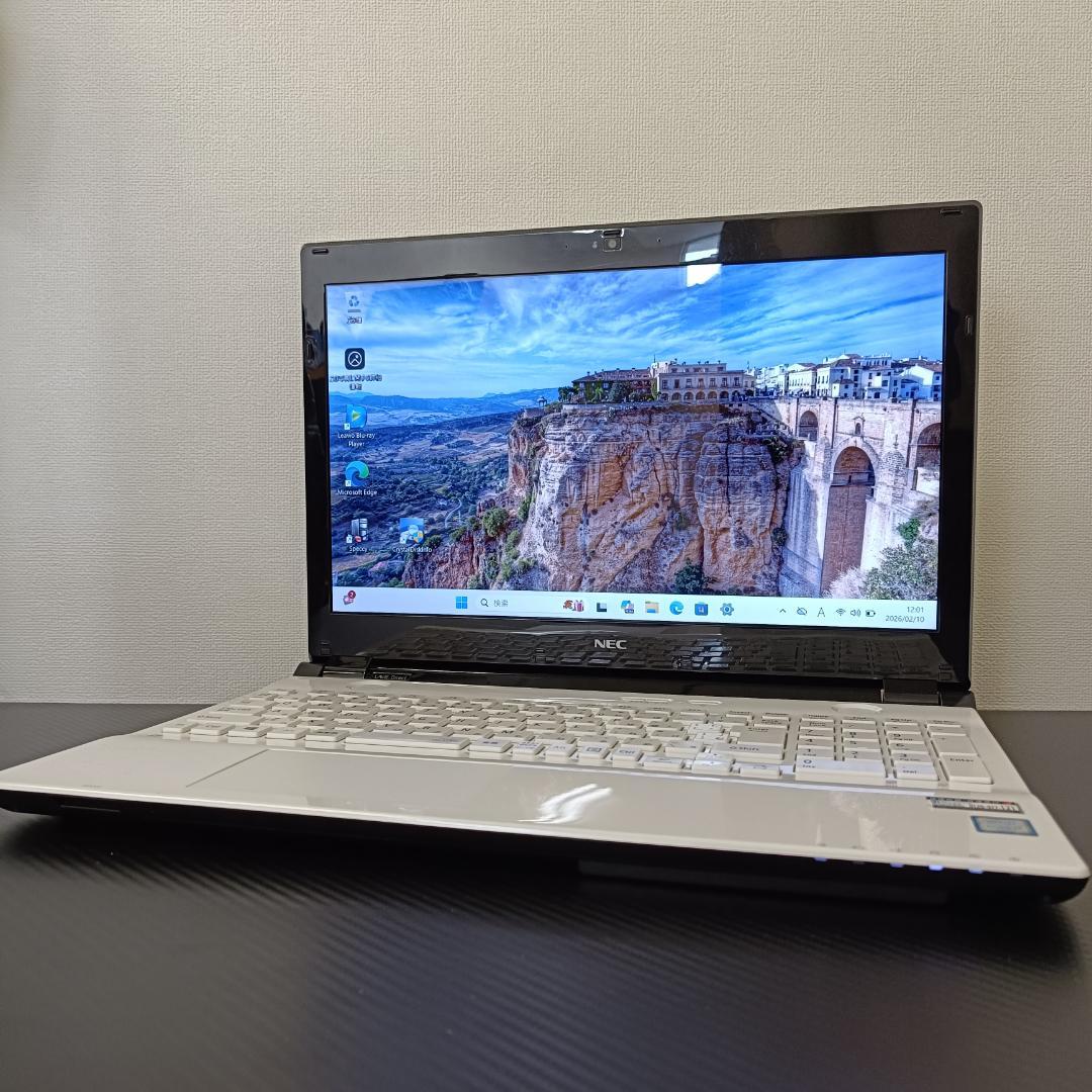 【美品】NEC ノートPC i7 SSD メモリ12GB Windows11 白
